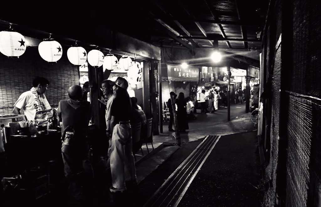 線路脇の立飲み街。
