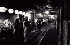 線路脇の立飲み街。