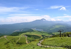 車山高原と蓼科山・白樺湖（中央）。