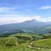 車山高原と蓼科山・白樺湖（中央）。