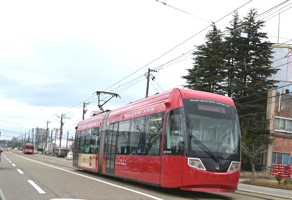 路面電車「万葉線」。