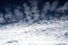 早朝の空。