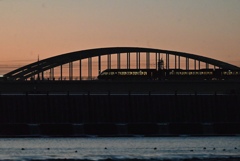 黄昏の多摩川橋梁。