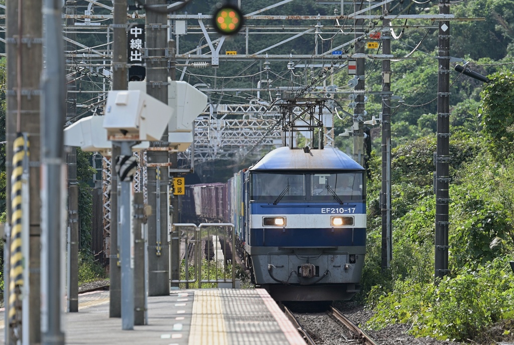 根府川駅を通過する貨物列車。