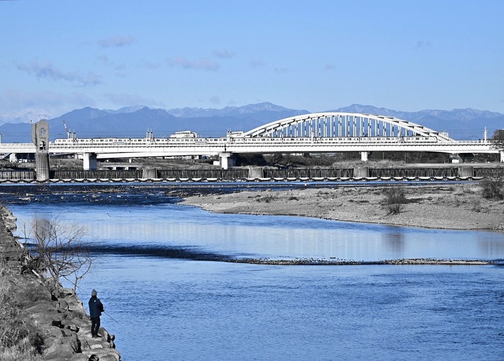2月の多摩川と小田急線。