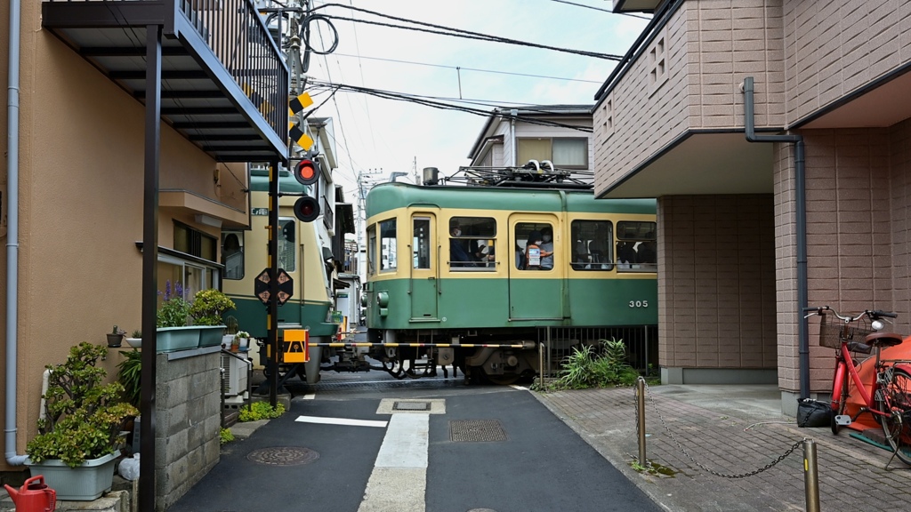 路地裏の江ノ電。