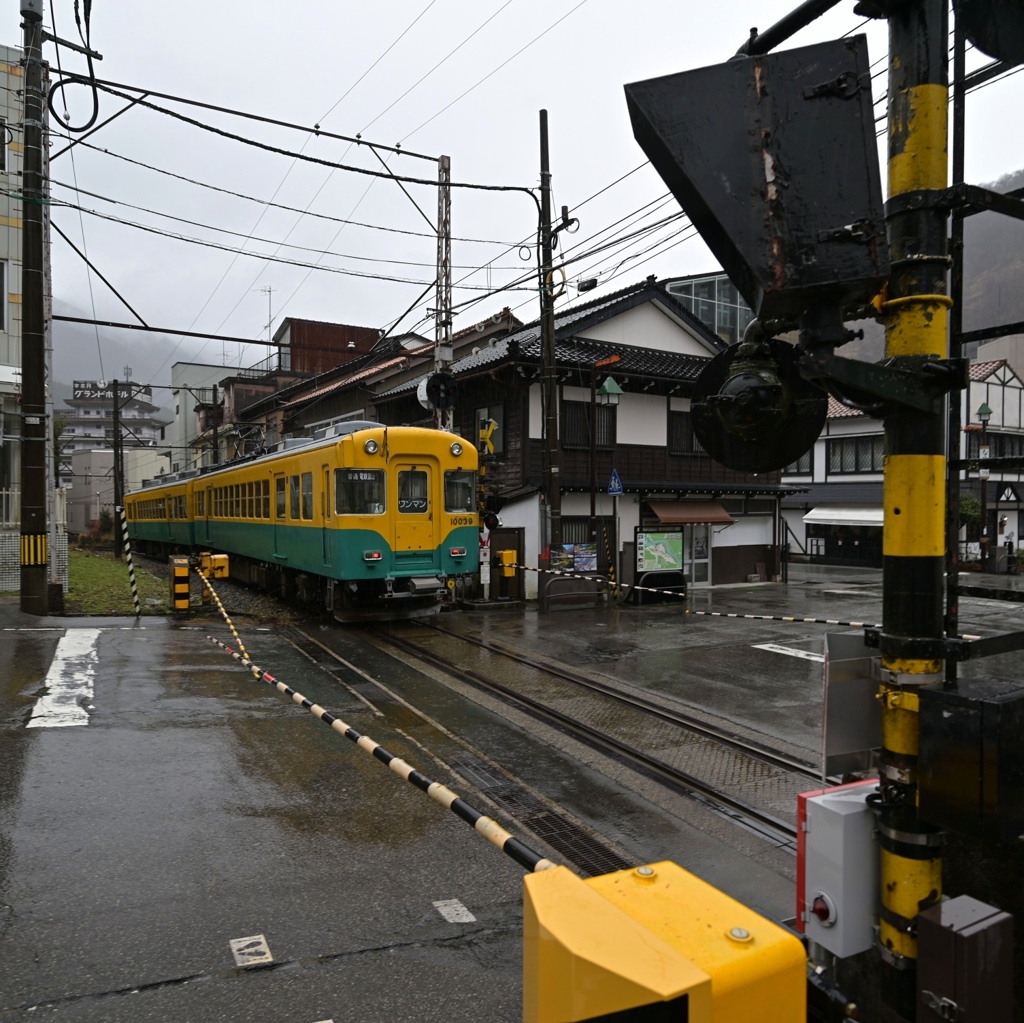 富山地方鉄道　かぼちゃ電車。