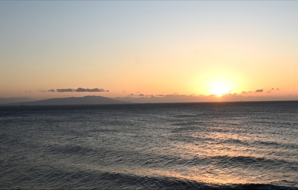 伊豆大島（左）と日の出。