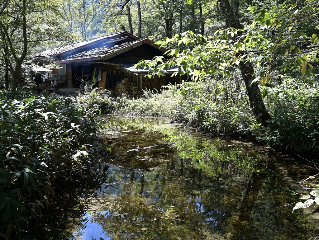 煙たなびく嘉門次小屋。
