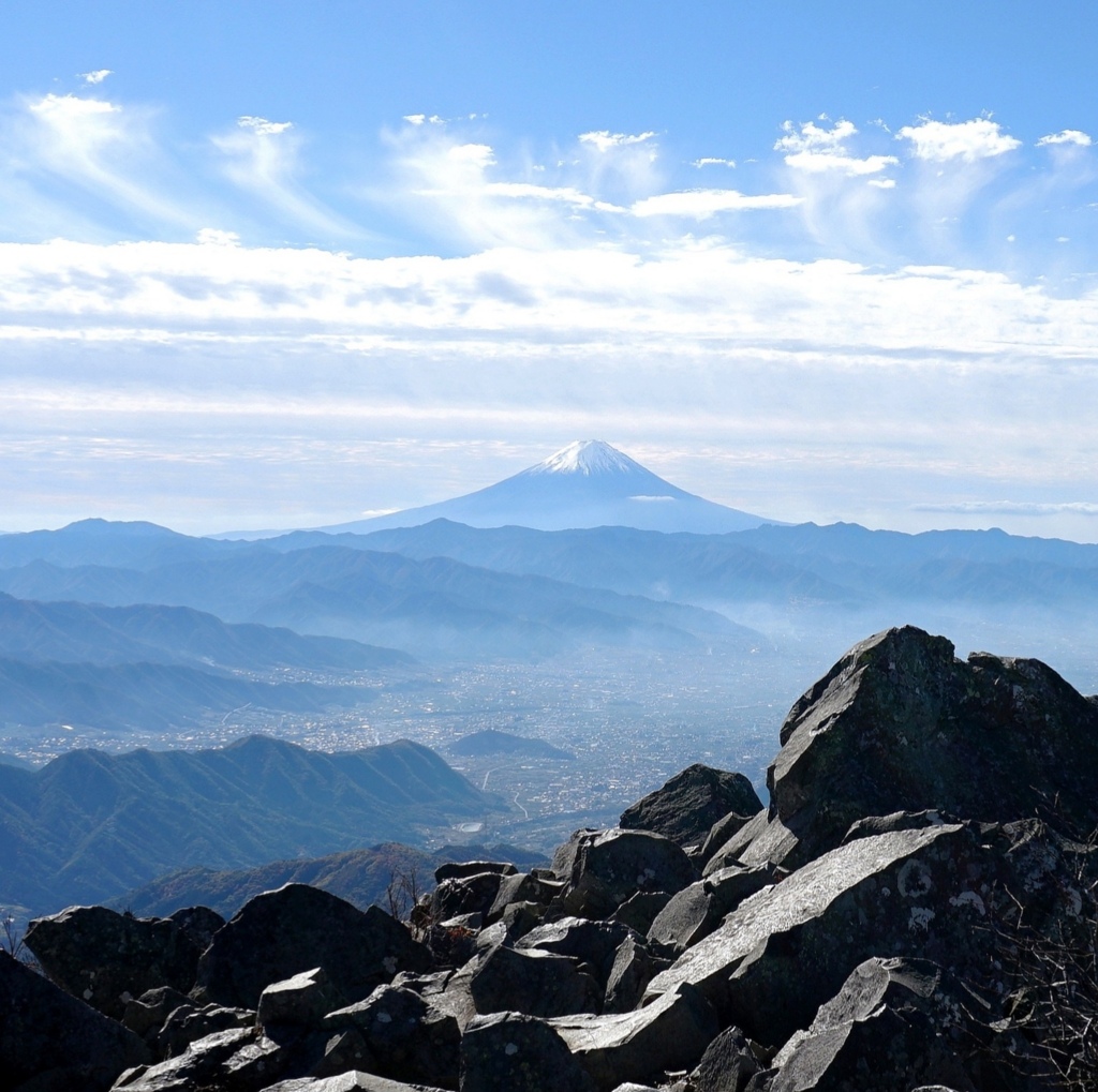 巻雲と富士（乾徳山山頂）。