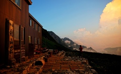 懐かしの夕日を受ける剣山荘。