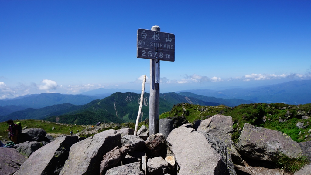 SERIES 思いでの山の頂　④　（日光白根山）。