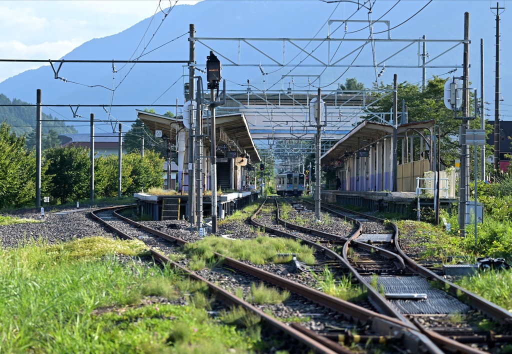 夏の白馬駅全景。