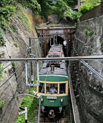 極楽洞（トンネル）と江ノ電　（江ノ電乗り鉄撮り鉄②）。