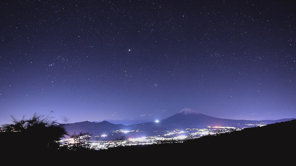 御殿場市と富士の冬夜景。