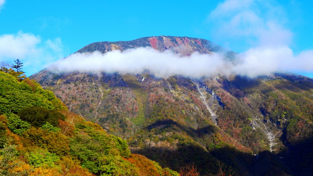 初秋の男体山に鉢巻雲