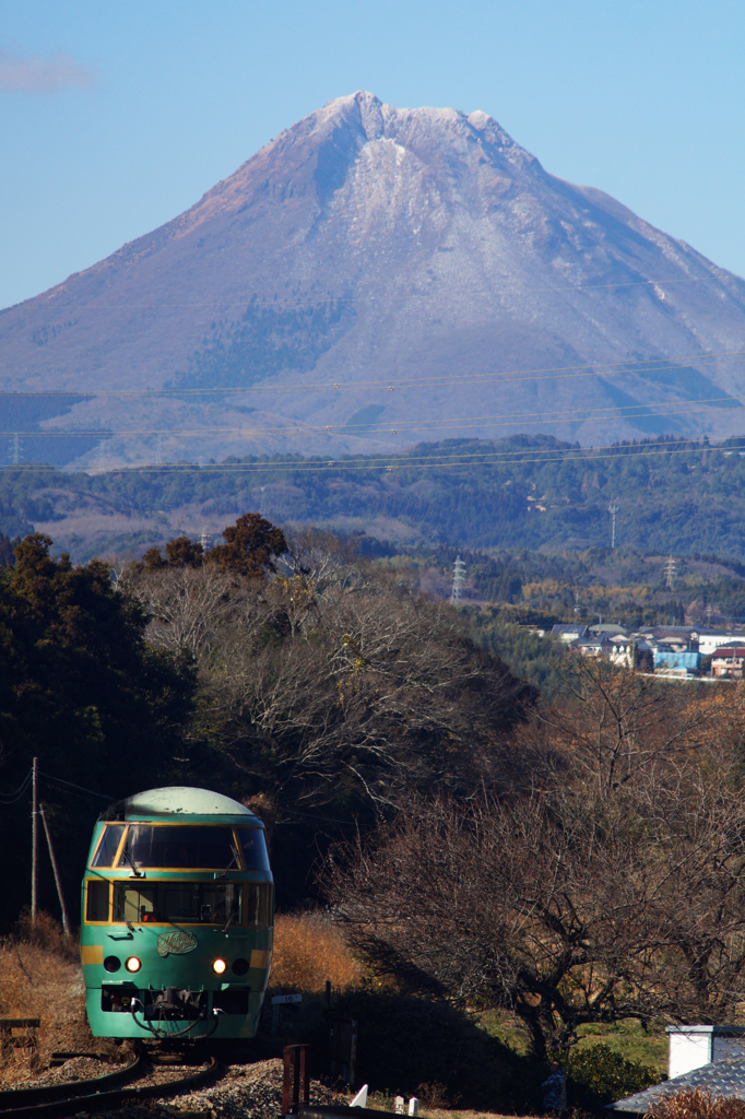 霊峰を背に