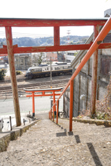 列車の見える神社