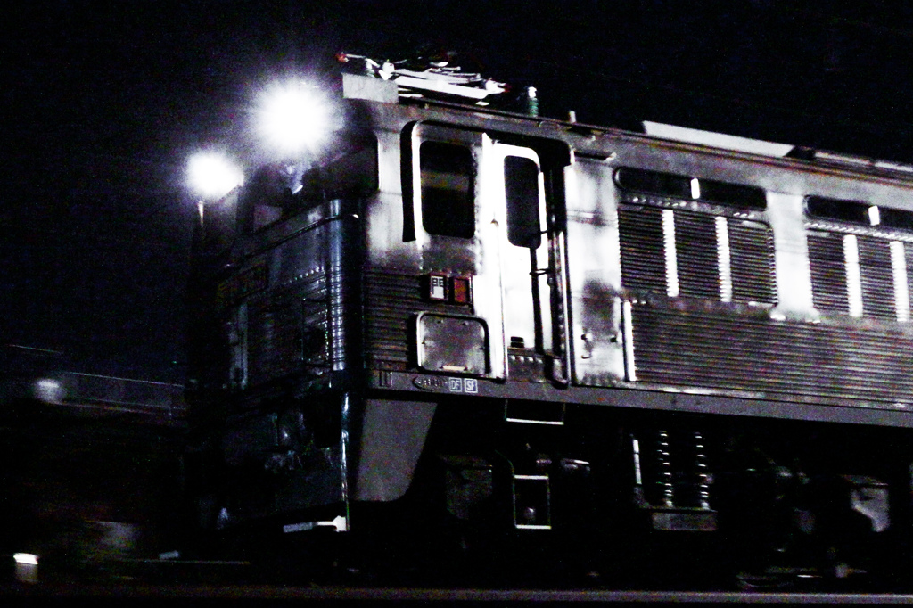 闇夜に輝く銀の車体