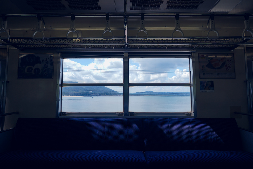 車窓から眺める海