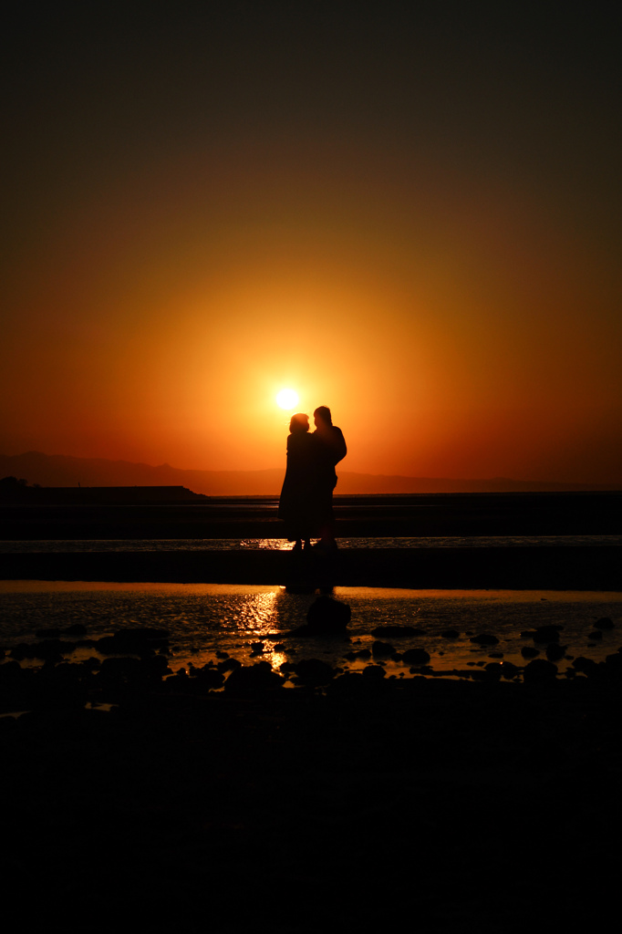 永遠の愛を夕日に誓う