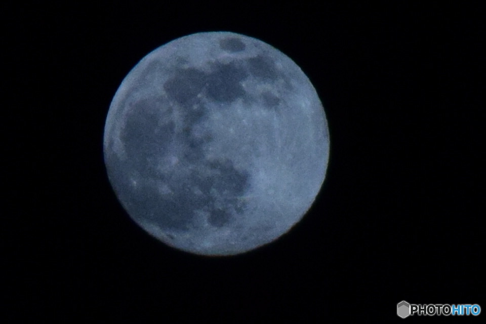 幻想的な夜月