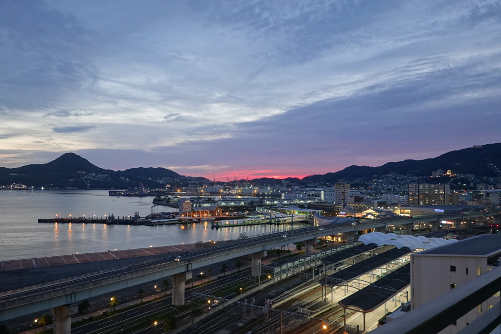 夕暮れ港町