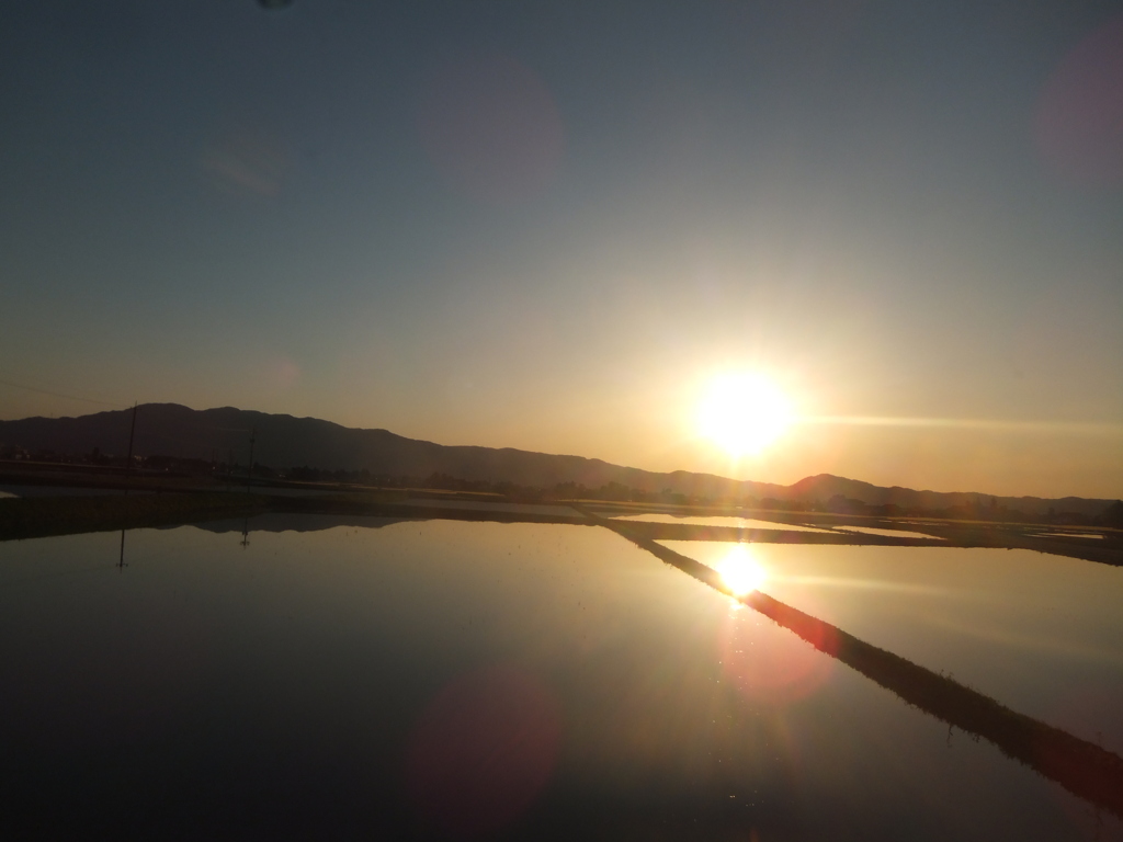夕焼けと水面