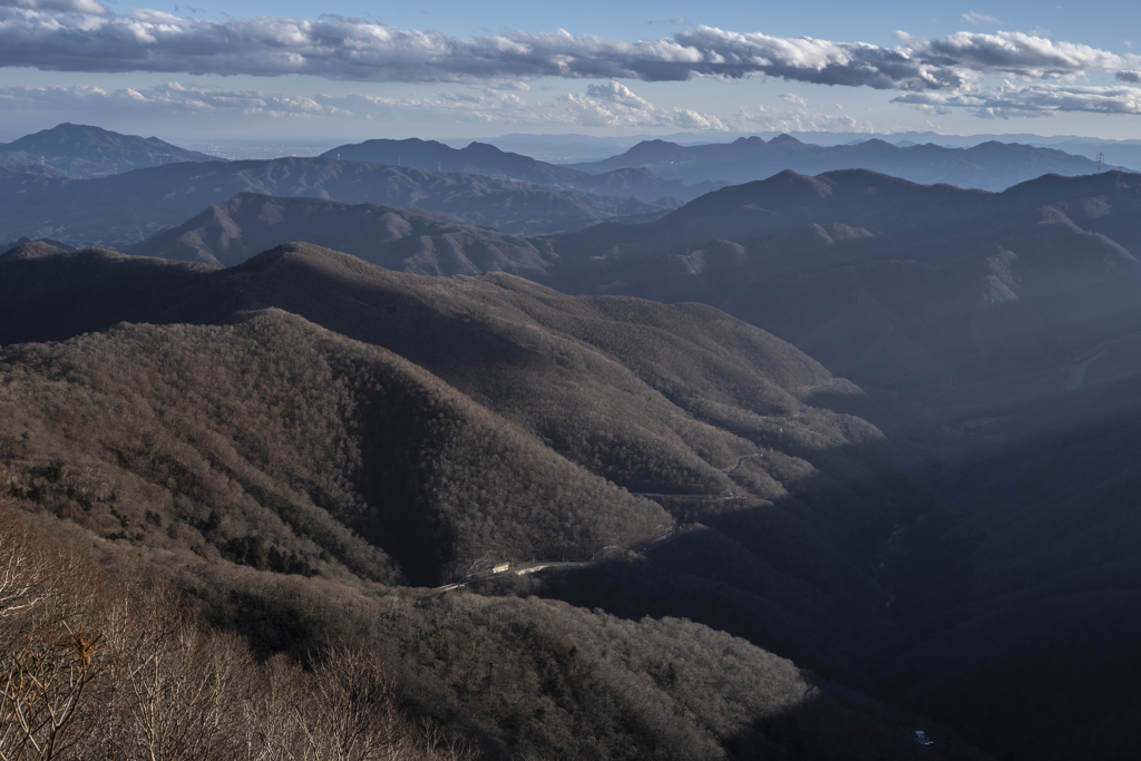 日の当たる山並み