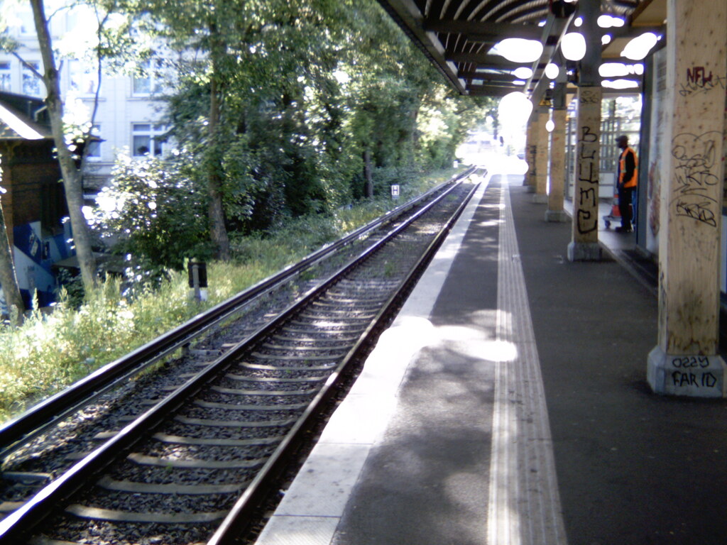 駅のホームにて