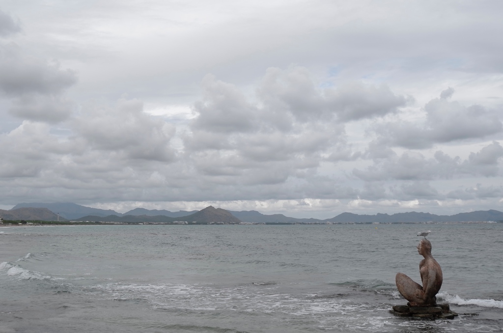 現代アートと海岸