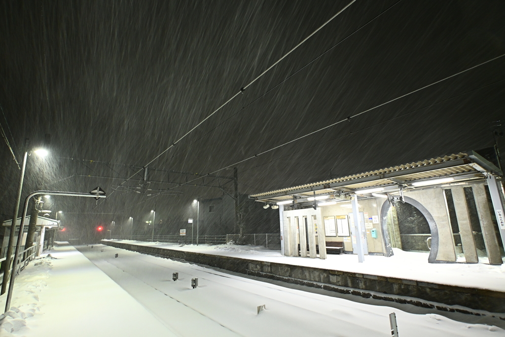 雪は降る　電車は来ない