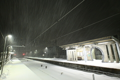 雪は降る　電車は来ない