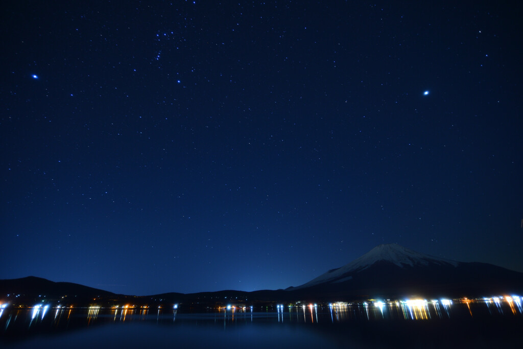 富士と夜景に見切れるオリオン