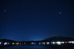 富士と夜景に見切れるオリオン
