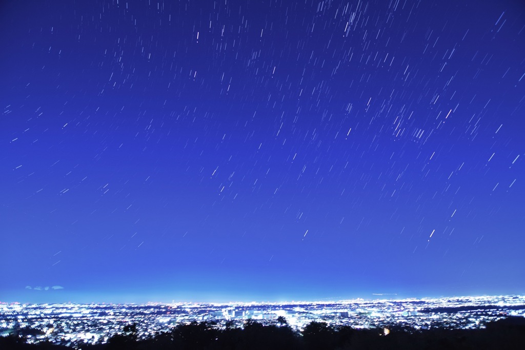夜景と星空