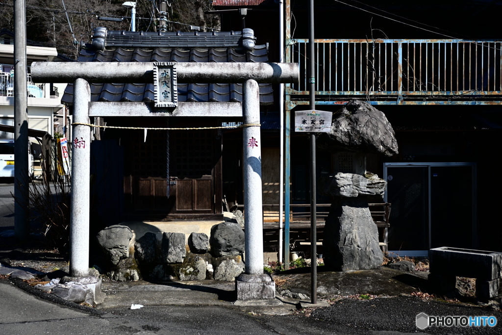 岩と鳥居