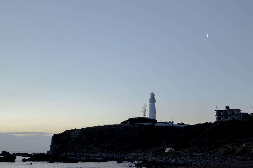 犬吠埼灯台と月