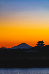 夕景の富士と関宿城-1