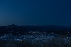 山に囲まれた町の夜景