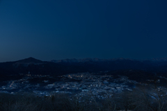 山に囲まれた町の夜景