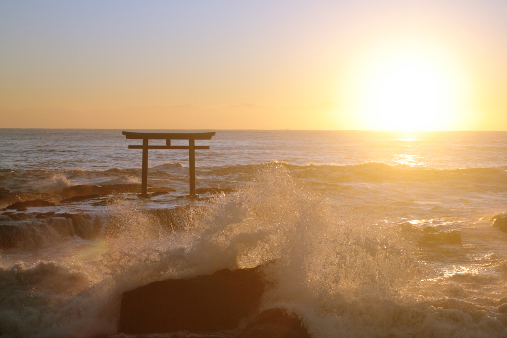 神々しい太陽と荒波と