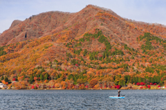 秋色の山