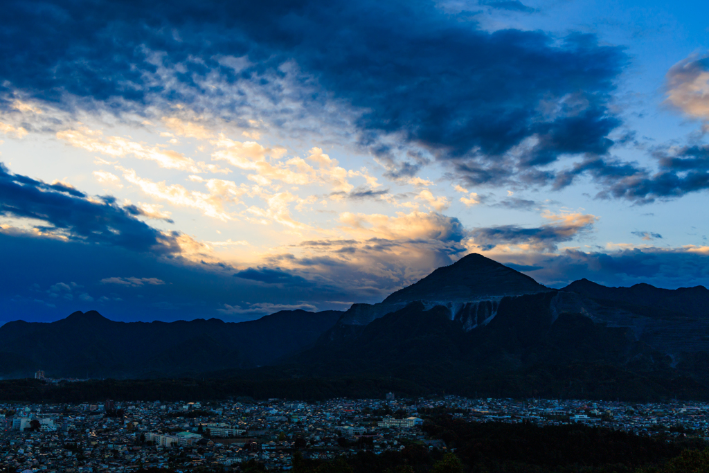 早朝の武甲山