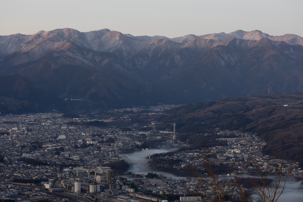 街の川霧
