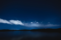 湖を臨む夜景
