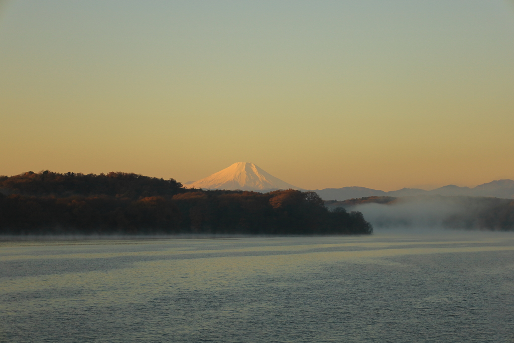 朝日を浴びる富士山
