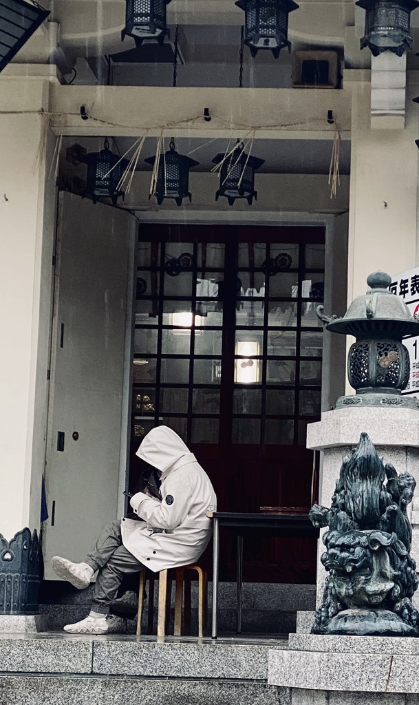 神社で雨宿りするお洒落さん