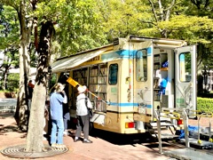 みどり豊かな街の移動図書館