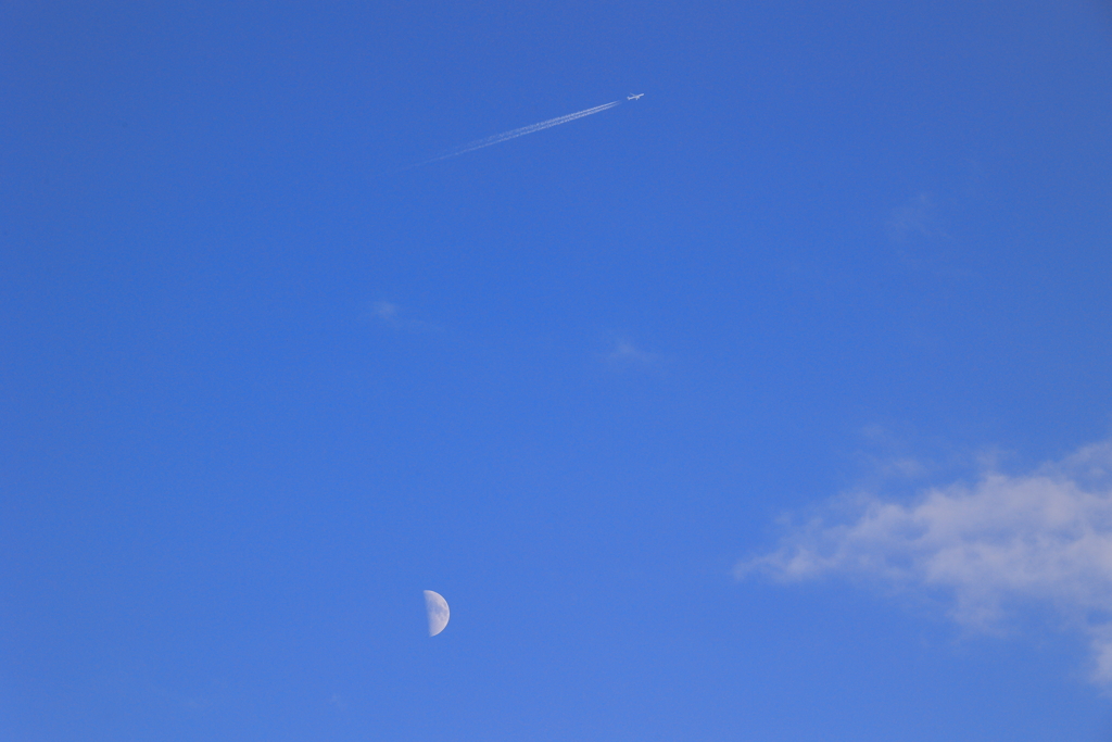 月と飛行機